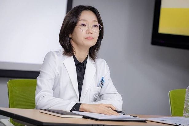 イ・ボンリョン演じるソ・ジョンミン教授は鬼教官としてレジデントたちを見守る「いつかは賢いレジデント生活」 [c]tvn