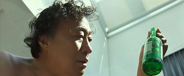 『しあわせな選択』ではイ・ビョンホン演じるマンスの就活のライバルを演じるイ・ソンミン [c]Everett Collection / AFLO