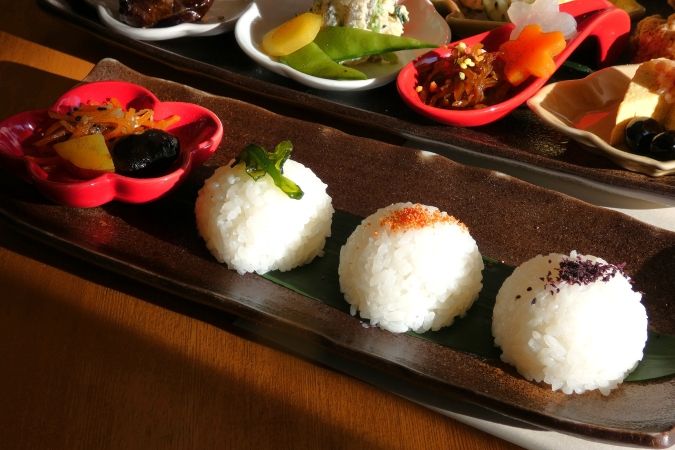 連歌屋珈琲 開運ランチ おにぎり3個