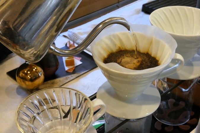 連歌屋珈琲 ドリップコーヒー淹れているところ