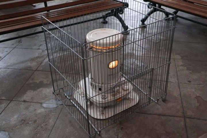 ストーブに当たらせてもらい...（画像はphotoAC）