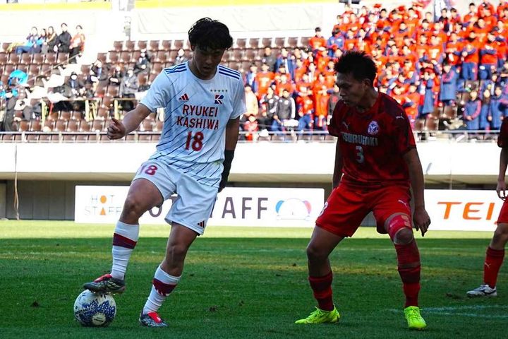 画像: ボールをキープする金子（写真：浅野凜太郎）