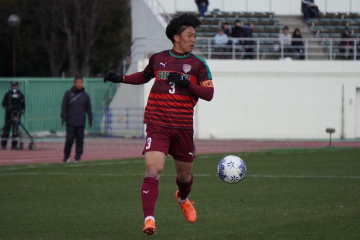 画像: ボールをコントロールする西村（写真中央 縄手猟）