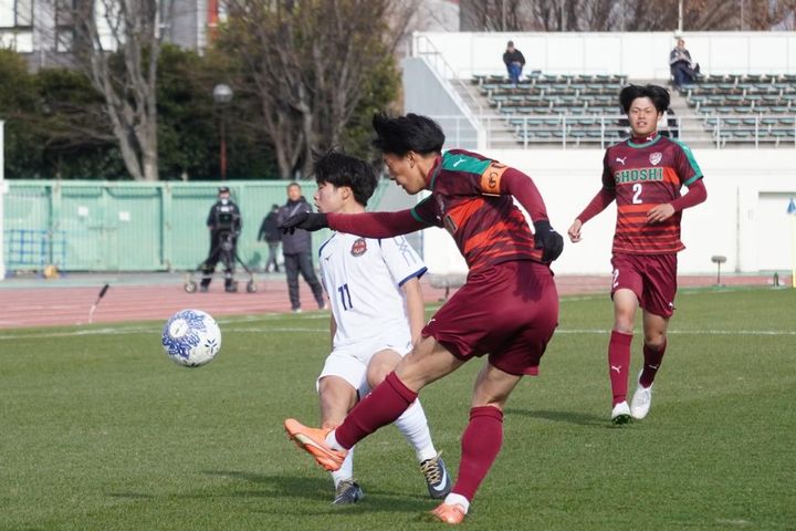 画像: ボールをカットして前方へ蹴り出す西村（写真中央手前、右から2番目 縄手猟）