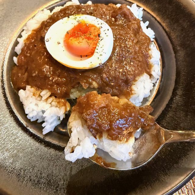 ゆで卵がのったカレー