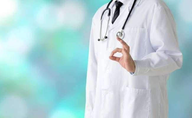 医師がOKサインを出しているイメージ