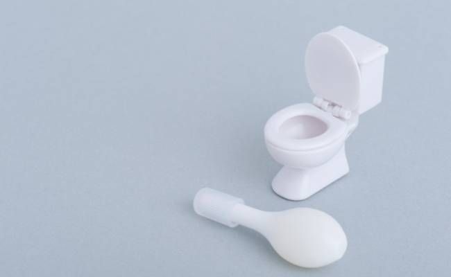 トイレと坐薬の模型イメージ