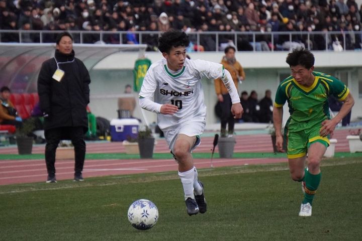 画像: ドリブルで相手を抜き去る山口（写真中央、右から2番目 縄手猟）