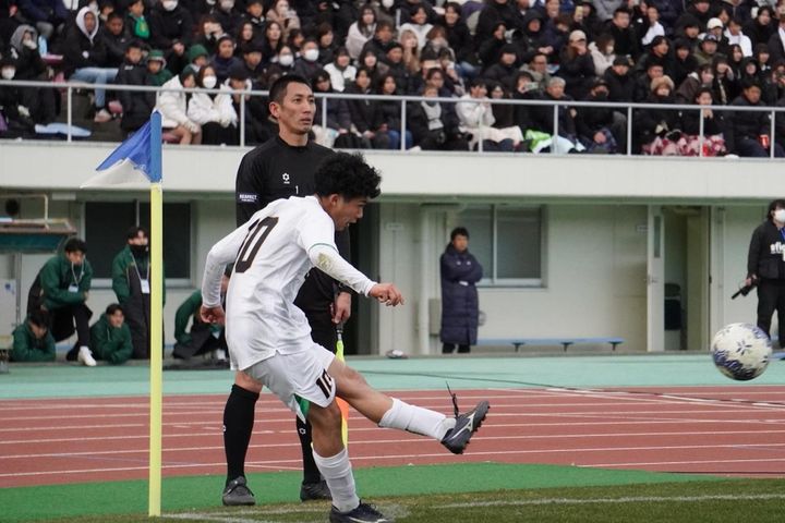 画像: コーナーキックを蹴る山口（写真中央手前 縄手猟）