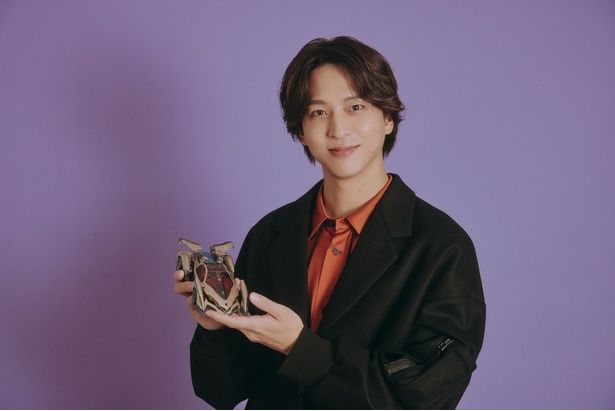 『新世紀GPXサイバーフォーミュラ』の主人公マシン「アスラーダ」を手にする寺西拓人さん。架神傑との関係性は…？