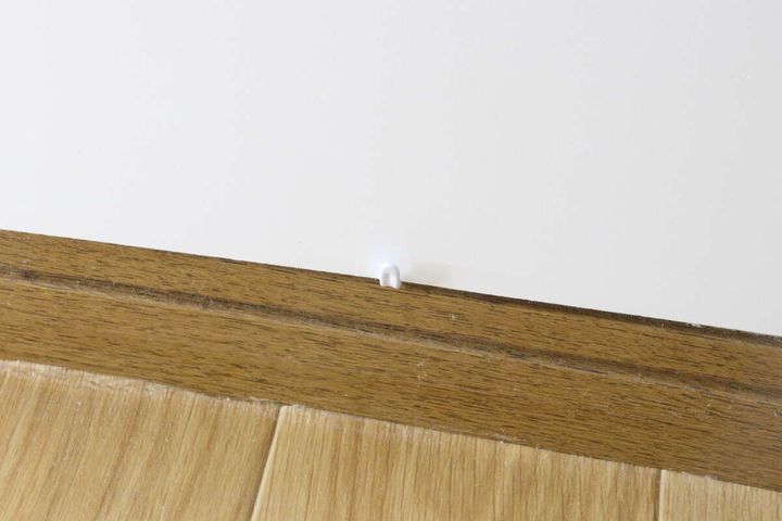 壁面にしっかり固定ピンフック（クロスタイプ、ダブル、ホワイト） 使用例