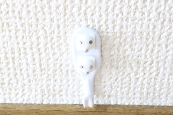 壁面にしっかり固定ピンフック（クロスタイプ、ダブル、ホワイト） ピンを押し込む