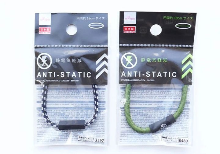 ダイソーの静電気軽減ブレスレット（ギンガム、ダーク）と静電気軽減ブレスレット（太丸）のパッケージ