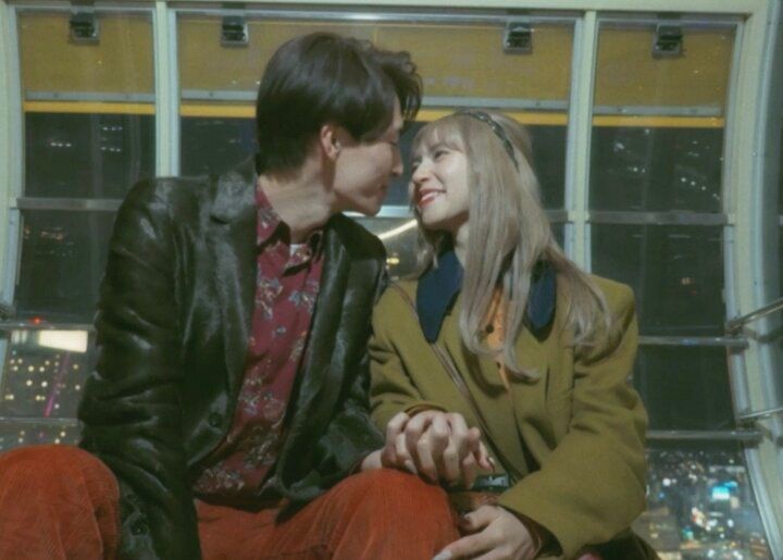 【写真・画像】人気女性芸人、イケメン俳優と至近距離でキス！ 観覧車で密着 1枚目