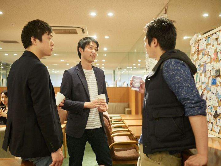 オフィスで立ち話をする人たち