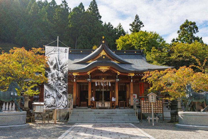 白黒2頭の神馬に会える♪ 奈良・吉野「丹生川上神社」で心潤す三社めぐり