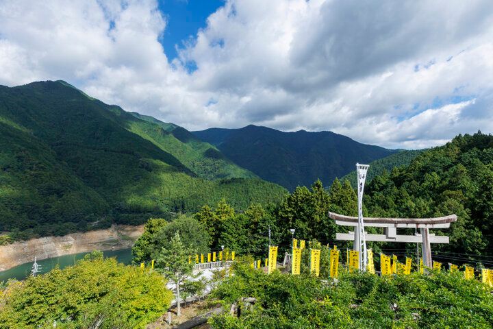 白黒2頭の神馬に会える♪ 奈良・吉野「丹生川上神社」で心潤す三社めぐり