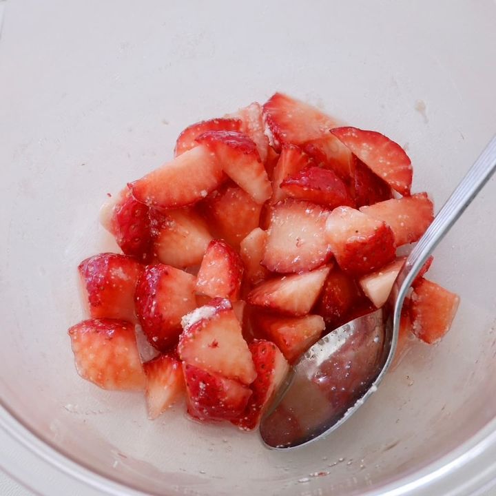 いちごと紅茶のクランブルチーズケーキ