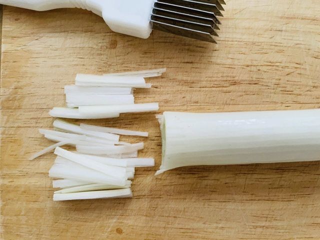 ダイソー ネギカッター ネギがつながらないように切れ目をいれた部分より少し下を包丁でカット
