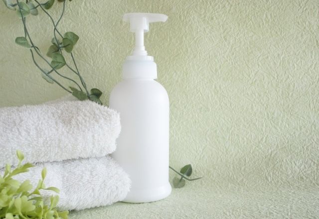 タオルとポンプ式のボディケア用品 イメージ