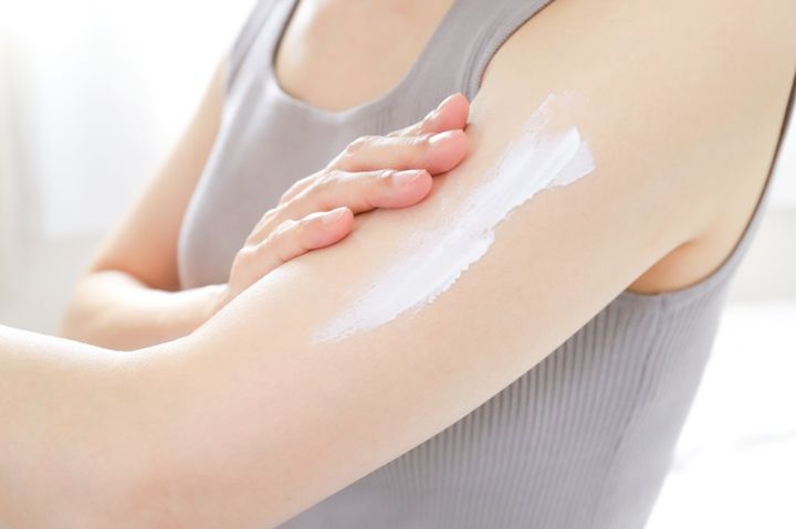 クリームを塗る女性 ボディケア 美容イメージ