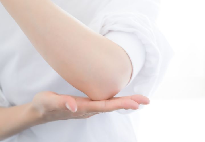 女性の肘 肘にボディクリームを塗るイメージ