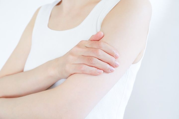 美容液を塗る女性 ボディケア 美容イメージ