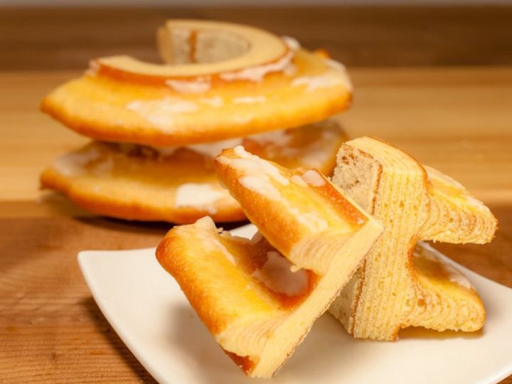 All About ニュース編集部が全国250人を対象に実施した「帰省時の手土産にしたいお土産に関するアンケート」の調査結果から、「帰省時の手土産にしたい奈良県のお土産」ランキングを発表！ 2位「鹿の角バームクーヘン」を抑えた1位は？（サムネイル画像出典：「鹿谷」公式Webサイト）