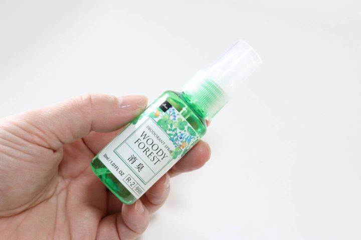ダイソーの消臭スプレー（ウッディフォレスト）のビジュアル
