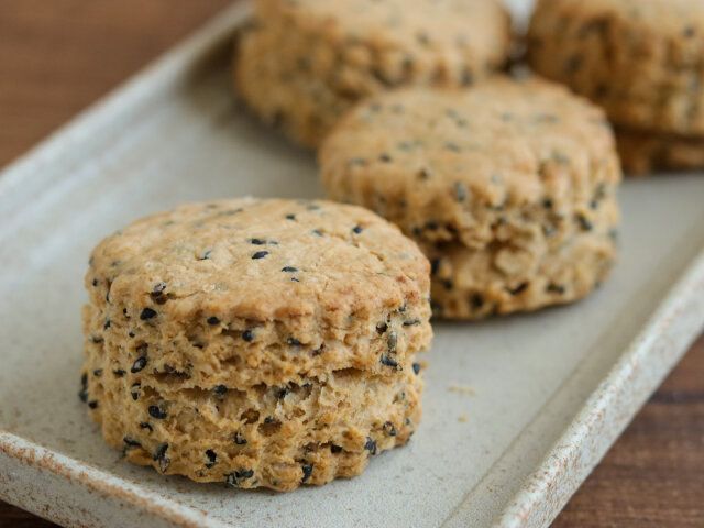 黒ごまきなこスコーン