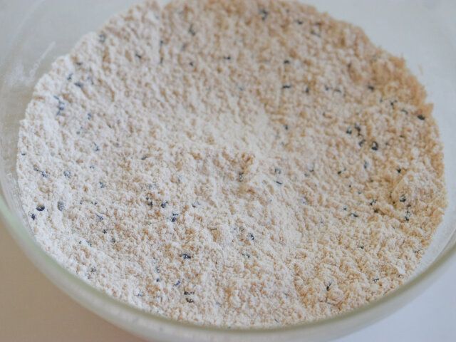 ボウルに薄力粉、きなこ、黒いりごま、ベーキングパウダー、砂糖、塩を入れ、泡立て器でぐるぐる混ぜ合わせる。