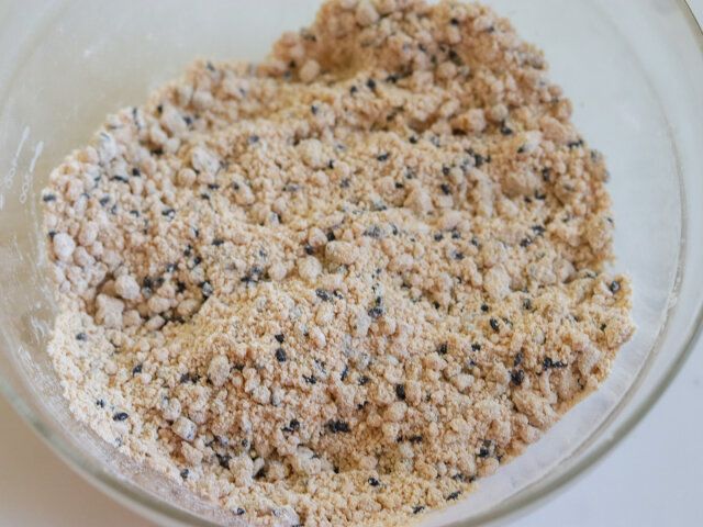 米油を加えてゴムベラで切るように混ぜ、ぽろぽろにする。