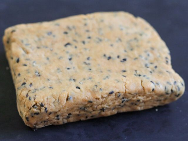 ぎゅっとまとめて台に出し、めん棒で生地を伸ばして切って重ねてを2～3回繰り返し、生地を厚さ2cmくらいにまとめる。