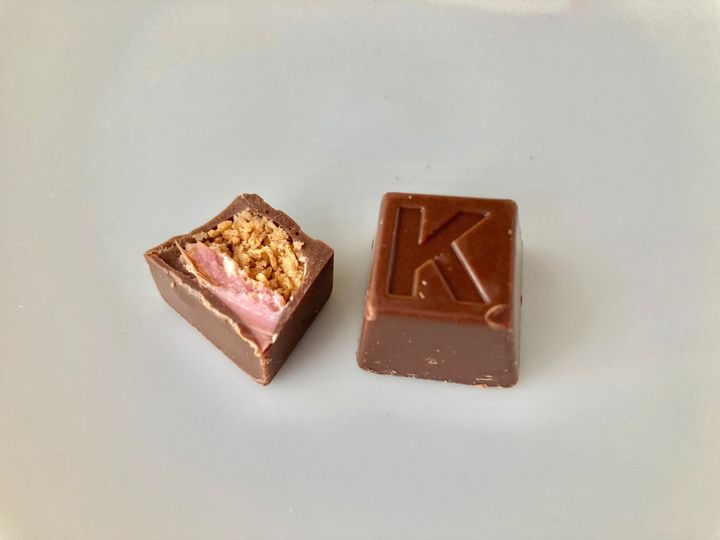 薄焼きクレープの食感がたまらない！【ファミマ限定】アルファベットチョコレートの新作