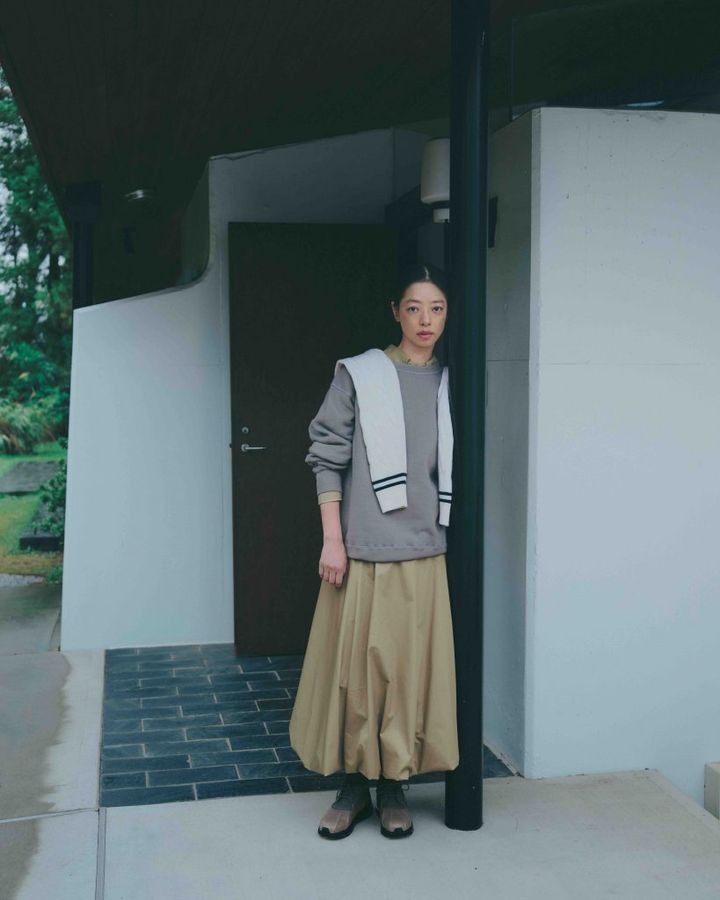 静かな存在感を放つベージュ。トーンを重ねて自分らしく馴染む【市川実和子さんが着る冬のスタンダード】