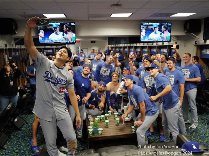 大谷翔平が50‐50を達成した日の記念撮影（2024年9月19日） Photo by Jon SooHoo （C）Los Angeles Dodgers 2024 width=