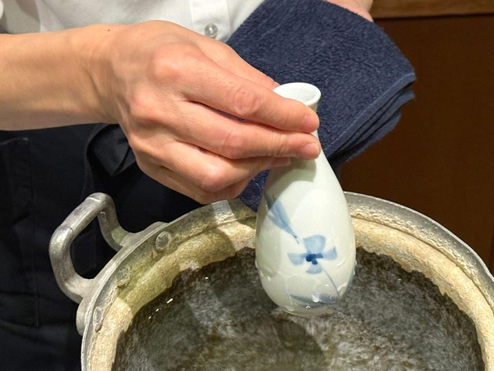 燗つけ専用の鍋を縁取るカルキ