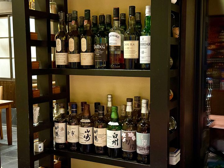 ウイスキーが並ぶ棚