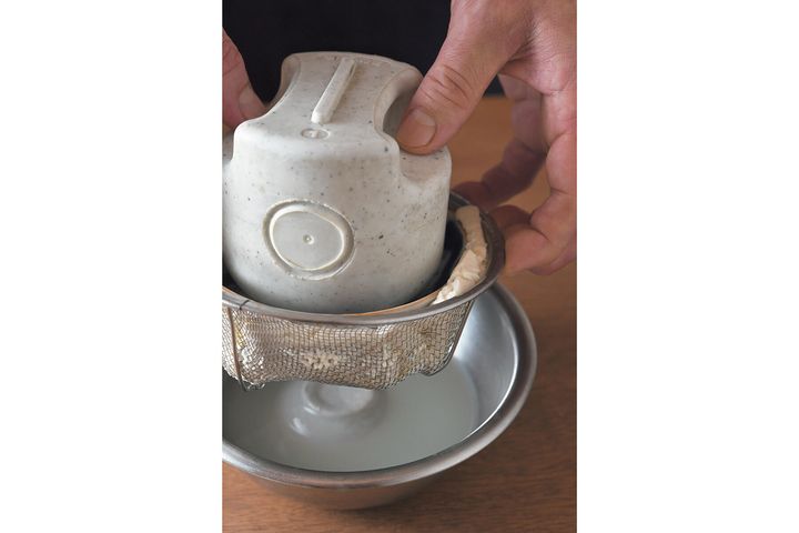 豆腐の水きりをする