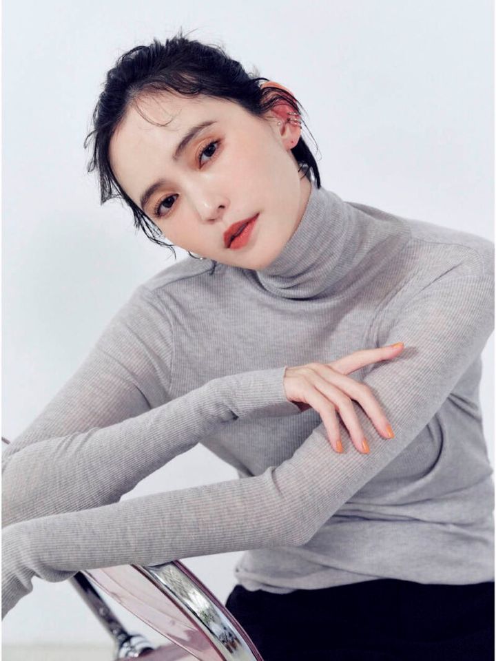 （右耳）ハートイヤカフ￥1,980、（左耳）セットイヤカフ￥1,980（ともにゴールディ） タートルトップス￥13,200（ソージュ／ソージュ オンラインストア）