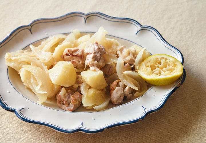 【レモンの煮鶏】レモン果汁が染み込んだホクホクじゃがいもを相棒に