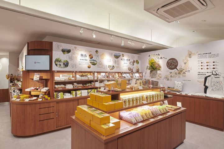 恵那の名産品の栗きんとんや焼き菓子、ケーキなど100種類以上の商品をラインアップ。壁面には栗のトリビアも！