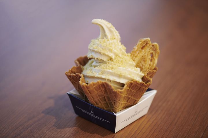 栗きんとんそぼろとマロンパイをトッピングした「栗ソフト プレミアム」650円