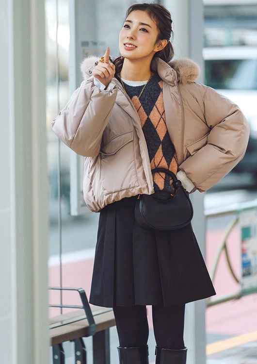 ダウンのカジュアルさをミニボトムで大人可愛く見せて