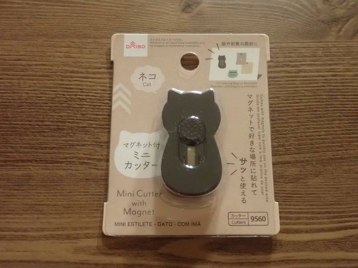 DAISO(ダイソー)：ミニカッター(ネコ、マグネット付)