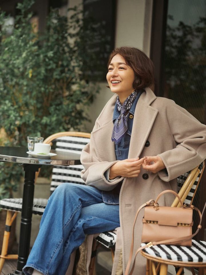 コート：マックスマーラ、デニムジャケット：ボニーウーブン×アルジット、デニムパンツ：リーバイス、スカーフ：エルメス、バッグ：デルヴォー、リング：ポメラート