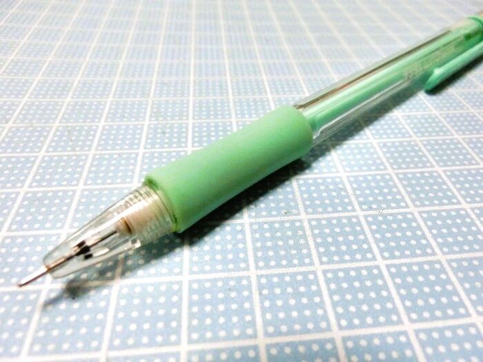 ラバーグリップの「ベトベト」を一発で取る裏ワザ。身近なアイテムであっさり解決♪