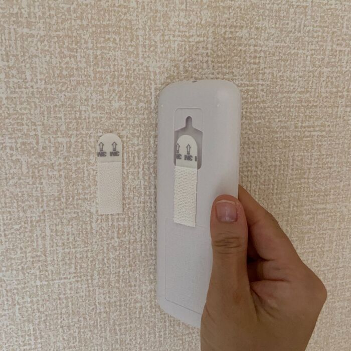 壁とリモコンそれぞれに貼ります
