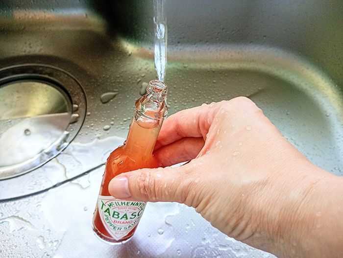 『タバスコの瓶』捨てないで！何本も集めたくなる意外な活用法＆細い口でもラクラク洗える裏ワザ♪