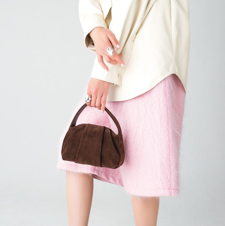 スエードの温もりが装いに季節感をプラス